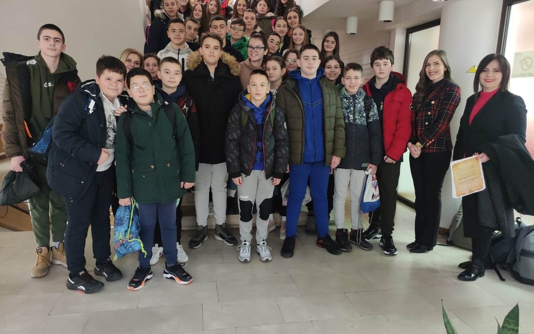 Ученици ЈУ ОШ „Вук Караџић“ поклонили књиге бијељинској Библиотеци