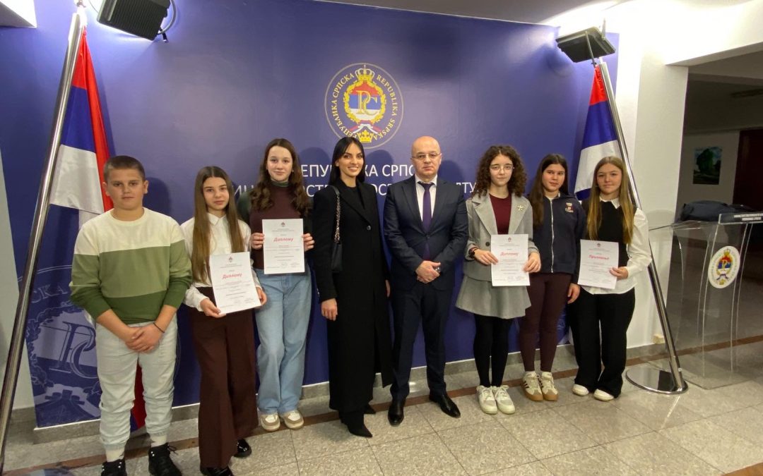 Награда за најбољи филм уручена ученицима наше школе у Министарству просвјете